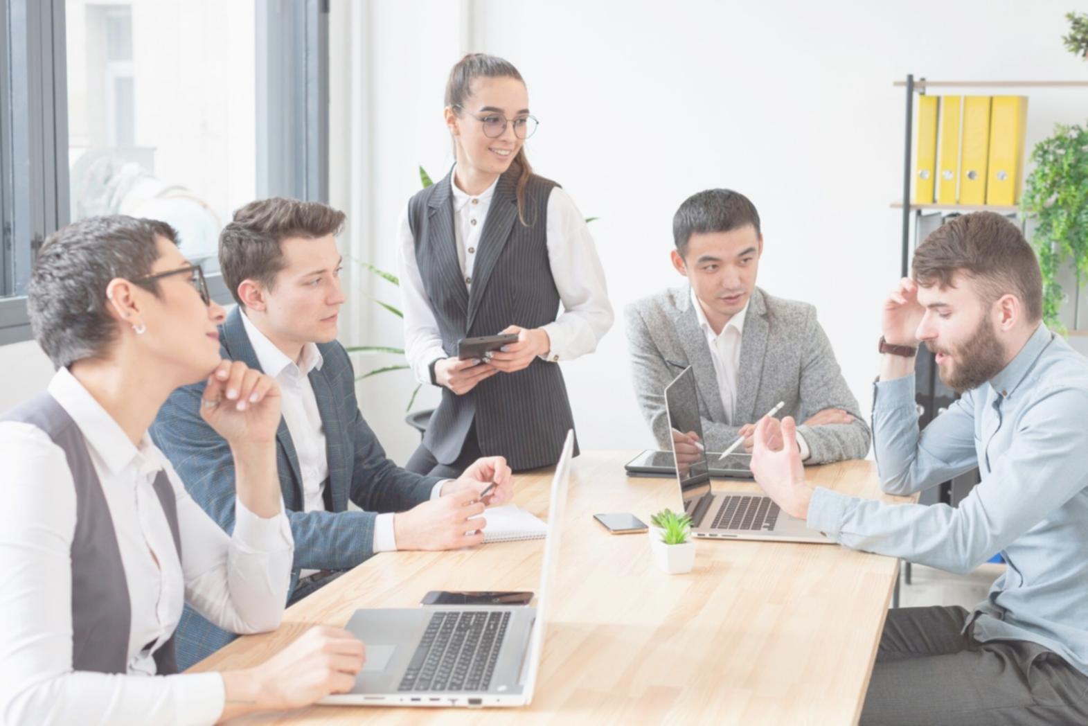 Team arbeitet gemeinsam an Venture-Projekten